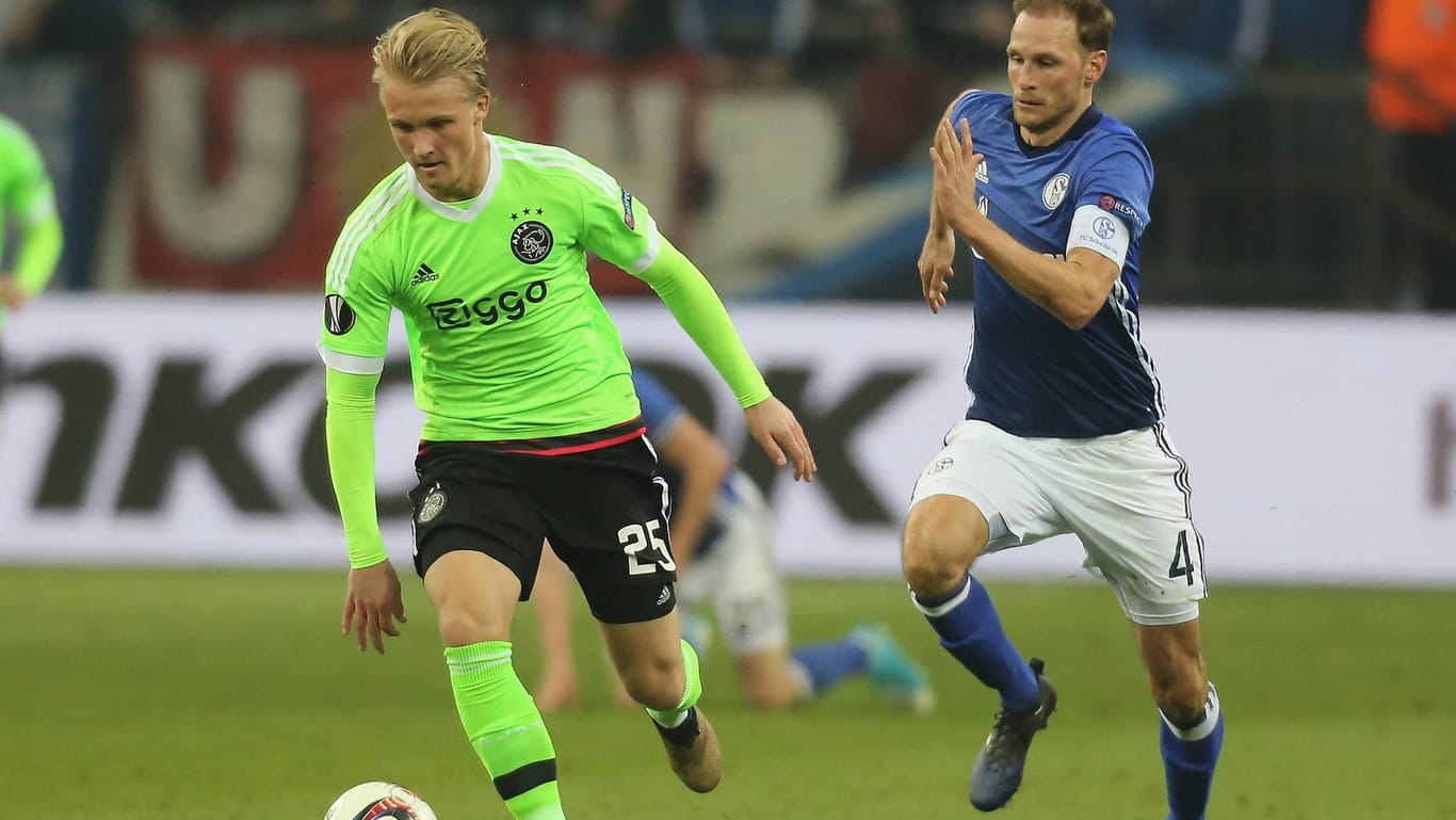 Auch Schalkes Kapitän Benedikt Höwedes (r.) bekam im Europa-League-Viertelfinale eine Kostprobe von Dolbergs Schnelligkeit.