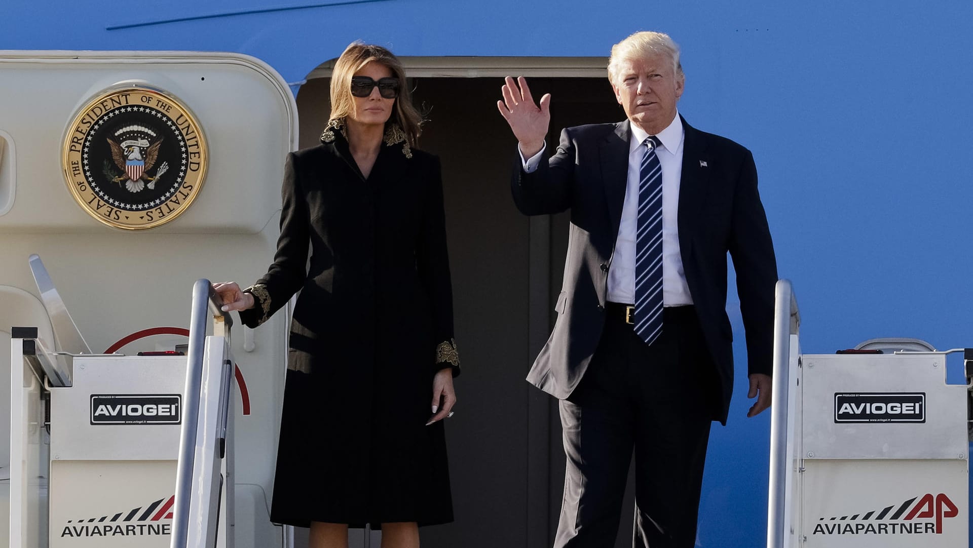 US-Präsident Donald Trump und seine Frau Melania kommen auf dem Leonardo Da Vinci Flughafen in Fiumicino bei Rom (Italien) an. US-Präsident Donald Trump und seine Frau Melania kommen auf dem Leonardo Da Vinci Flughafen in Fiumicino bei Rom (Italien) an.