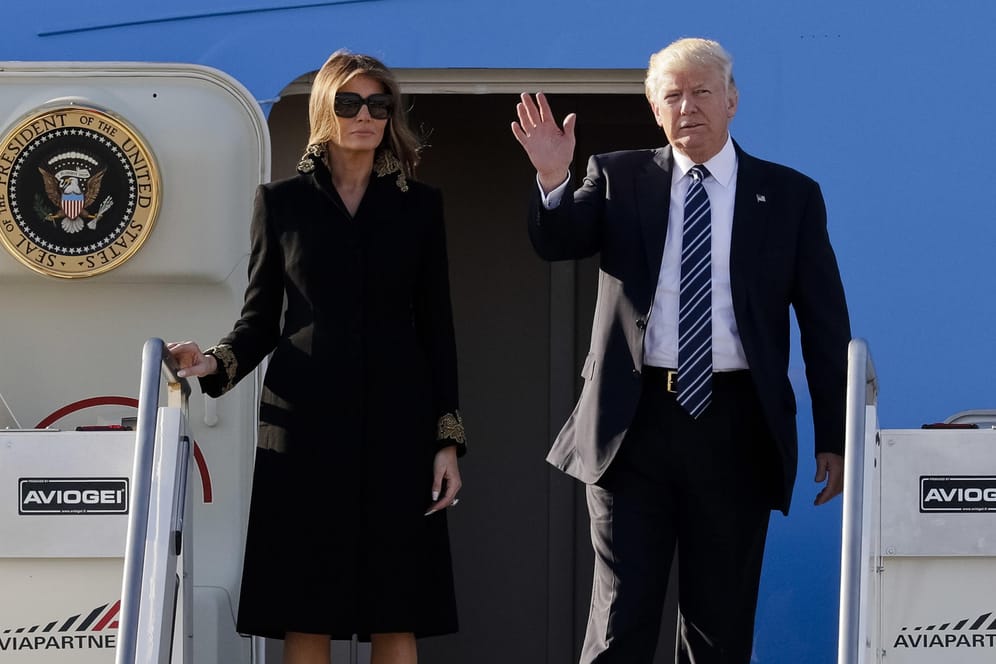 US-Präsident Donald Trump und seine Frau Melania kommen auf dem Leonardo Da Vinci Flughafen in Fiumicino bei Rom (Italien) an.