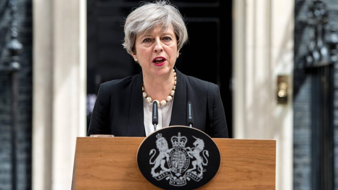 Theresa May spricht vor ihrem Amtssitz in der Downing Street in London.