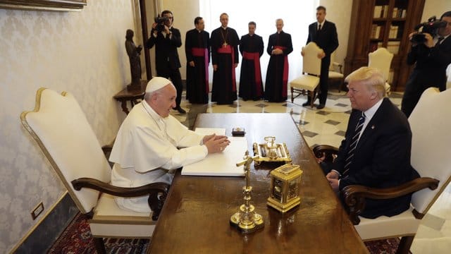 Papst Franziskus bei einer Privat-Audienz mit dem US-Präsidenten.