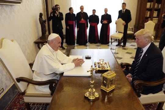 Papst Franziskus bei einer Privat-Audienz mit dem US-Präsidenten.