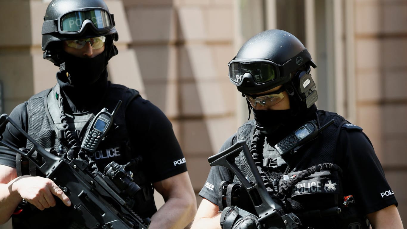 Für die Dauer der höchsten Terrorwarnstufe sollen in britischen Großstädten schwerbewaffnete Polizisten und Militäreinheiten für zusätzliche Sicherheit sorgen.
