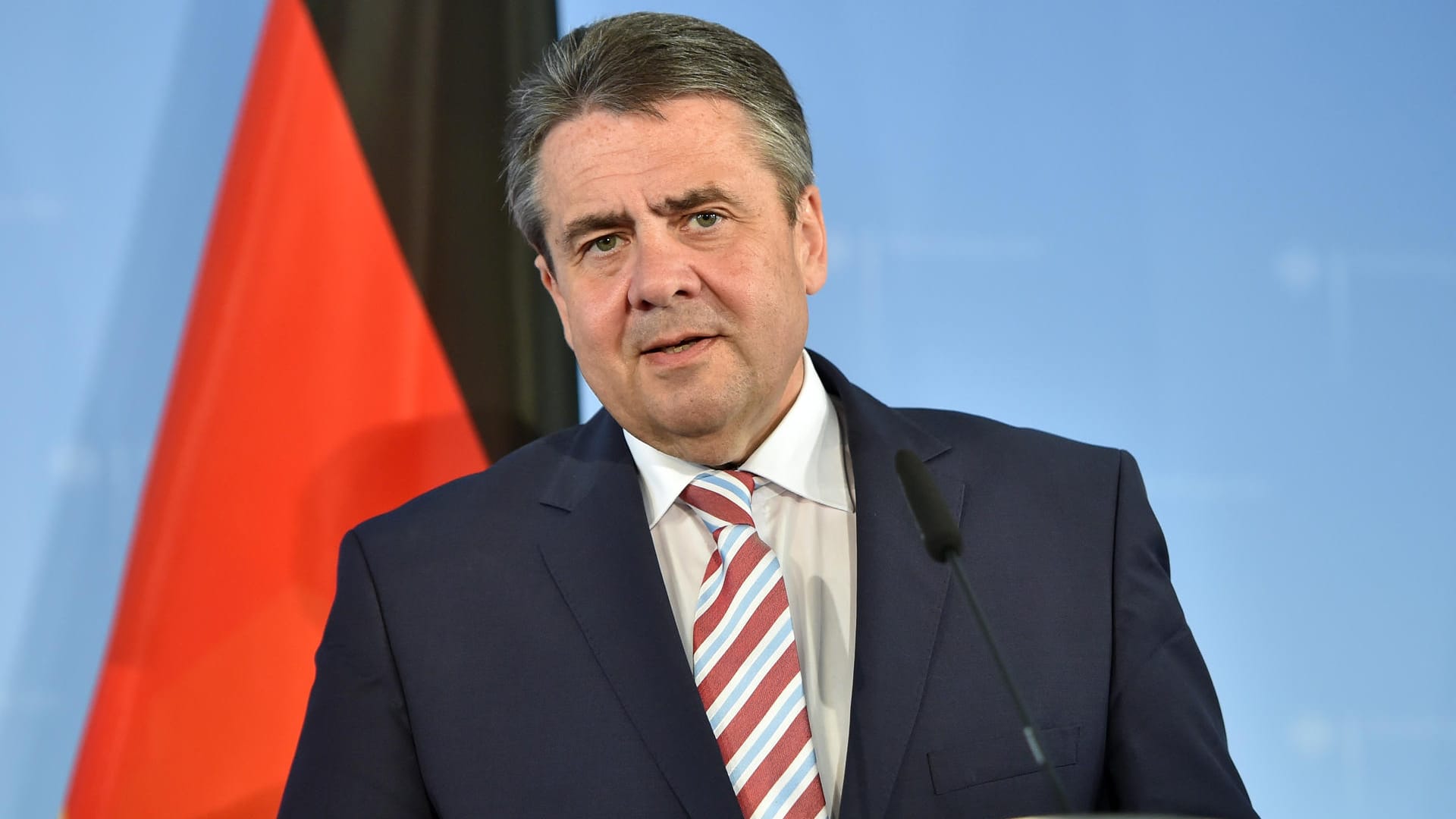 Außenminister Sigmar Gabriel (SPD) hat sich bei seinem China-Besuch für verstärkte diplomatische Bemühungen Pekings mit Blick auf den Korea-Konflikt ausgesprochen.