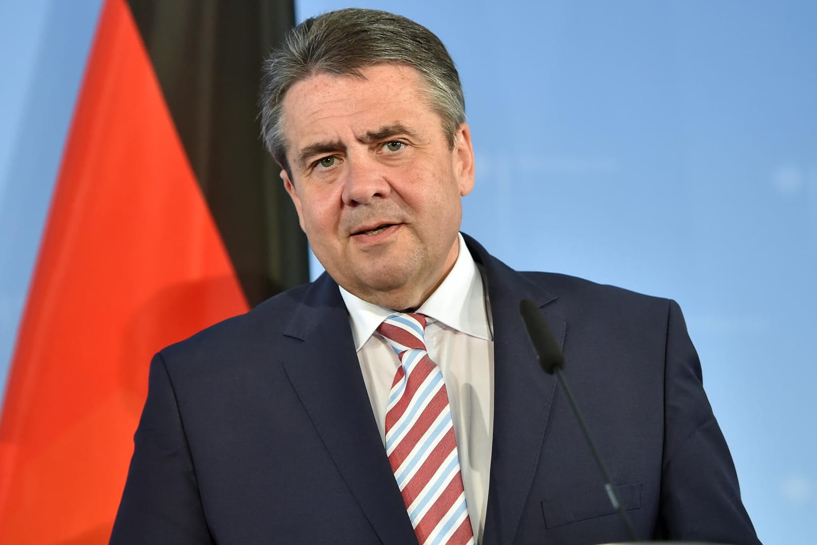 Außenminister Sigmar Gabriel (SPD) hat sich bei seinem China-Besuch für verstärkte diplomatische Bemühungen Pekings mit Blick auf den Korea-Konflikt ausgesprochen.