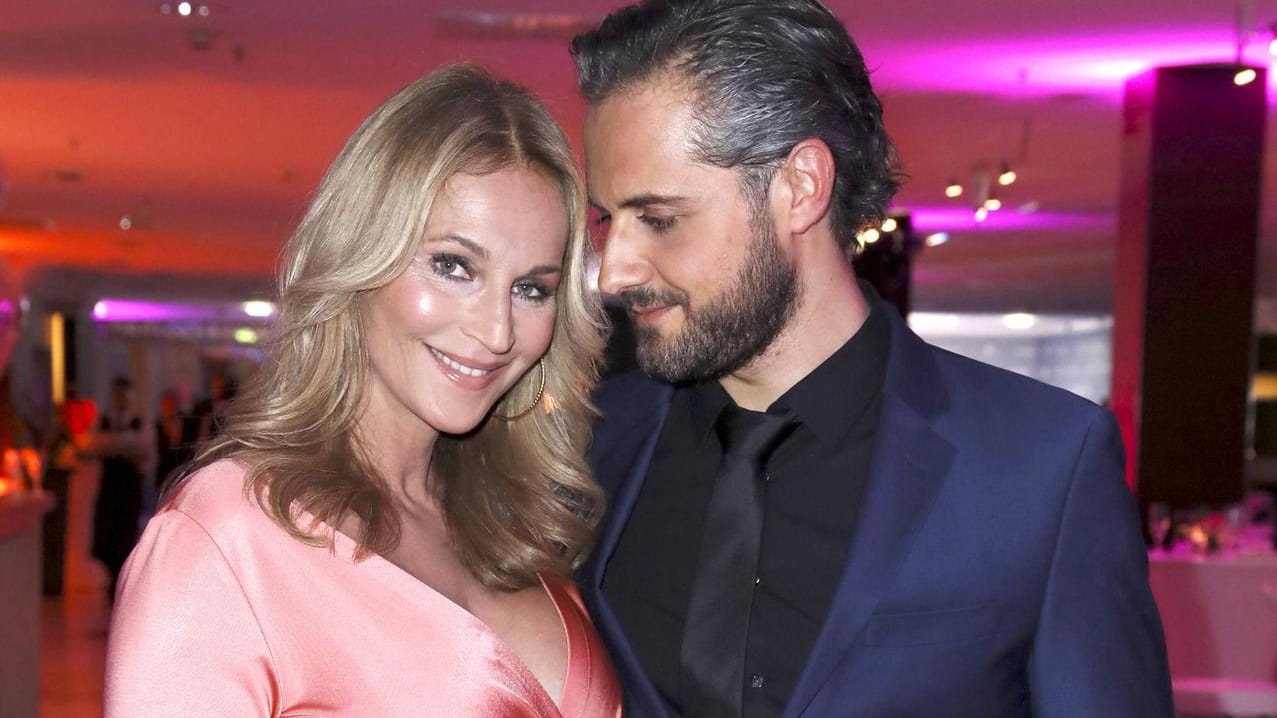 Caroline Beil und Freund Philipp Sattler erwarten ihr erstes gemeinsames Kind.