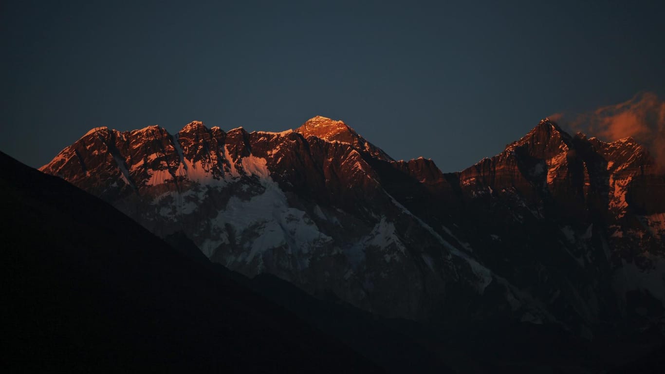 Eigentlich hatten die Rettungskräfte die Leiche eines Mannes aus der Slowakei gesucht, der am Wochenende ums Leben gekommen war, als sie die vier Toten am Mount Everest fanden (Archiv).