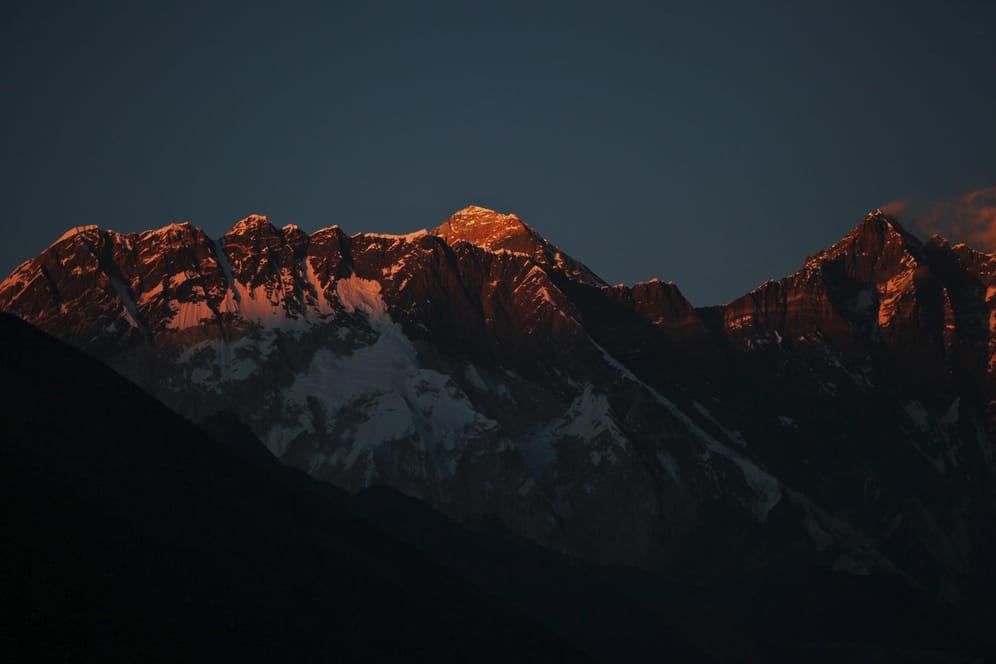 Eigentlich hatten die Rettungskräfte die Leiche eines Mannes aus der Slowakei gesucht, der am Wochenende ums Leben gekommen war, als sie die vier Toten am Mount Everest fanden (Archiv).