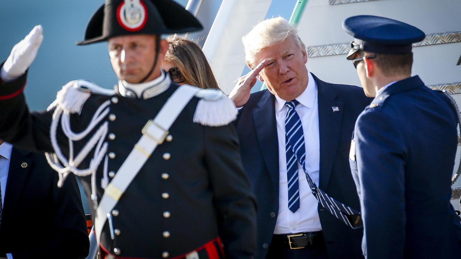 Der US-Präsident Trump gestern bei seiner Ankunft in Italien, am Donnerstag wird er an einem NATO-Treffen in Brüssel teilnehmen. Der US-Präsident Trump gestern bei seiner Ankunft in Italien, am Donnerstag wird er an einem NATO-Treffen in Brüssel teilnehmen.