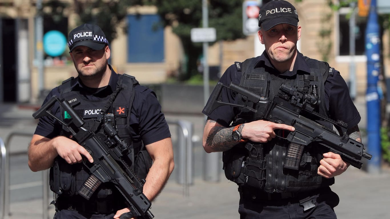 Nach dem Anschlag in Manchester soll die britische Polizei mit schwerer Bewaffnung in den britischen Metropolen für Sicherheit sorgen.
