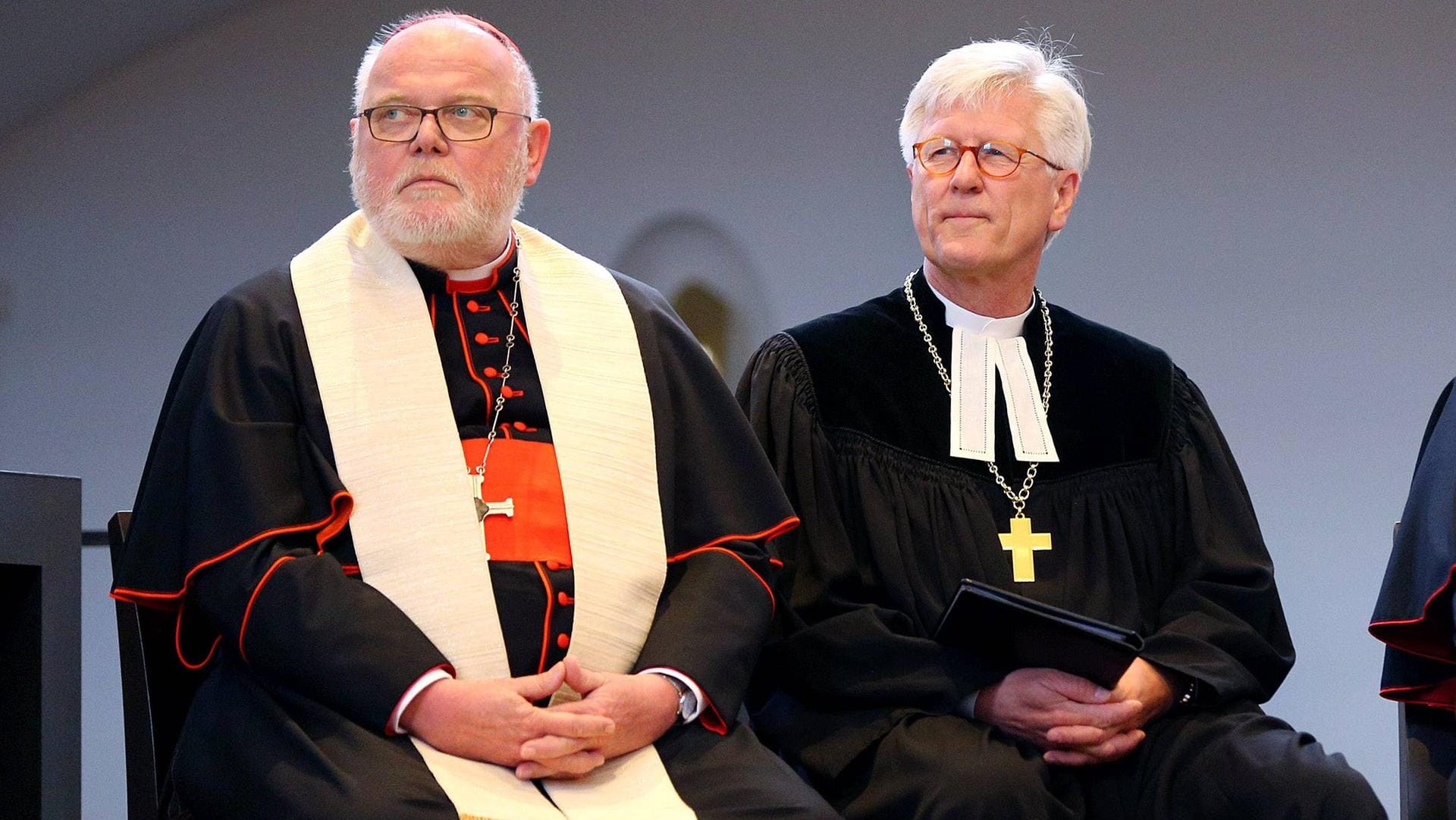 Landesbischof Heinrich Bedford-Strohm (r) ist zu einem Gespräch bereit.