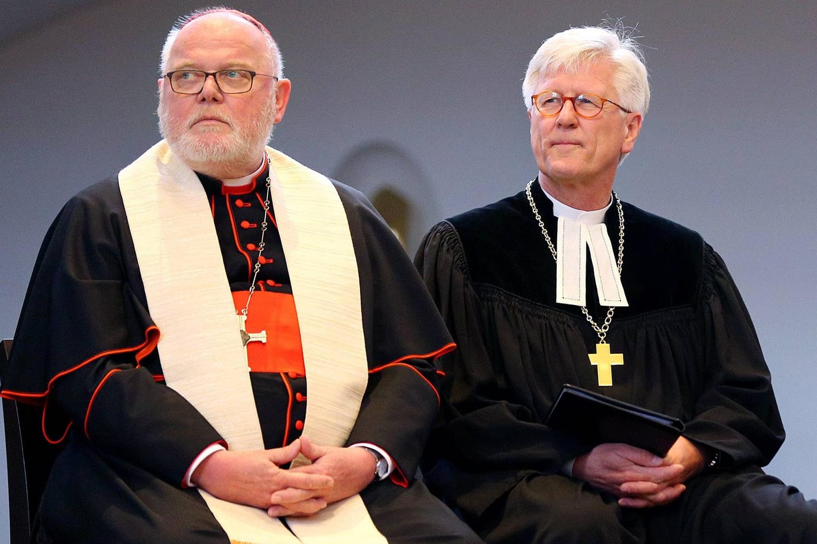 Landesbischof Heinrich Bedford-Strohm (r) ist zu einem Gespräch bereit.