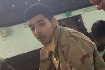 Das Foto zeigt den Attentäter von Manchester, Salman Abedi, vor einigen Jahren in einer Moschee.