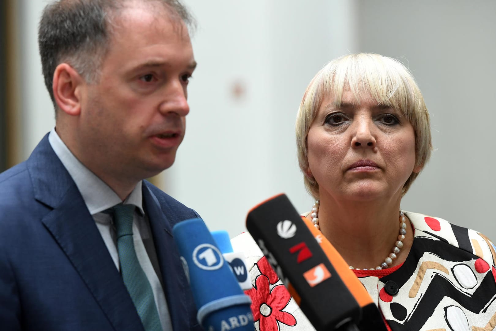 Nils Annen (SPD), Mitglied im Auswärtigen Ausschuss, und Bundestagsvizepräsidentin Claudia Roth (Bündnis 90/Die Grünen) erklären in einer Pressekonferenz wie es zur plötzlichen Absage ihrer Türkeireise kam.