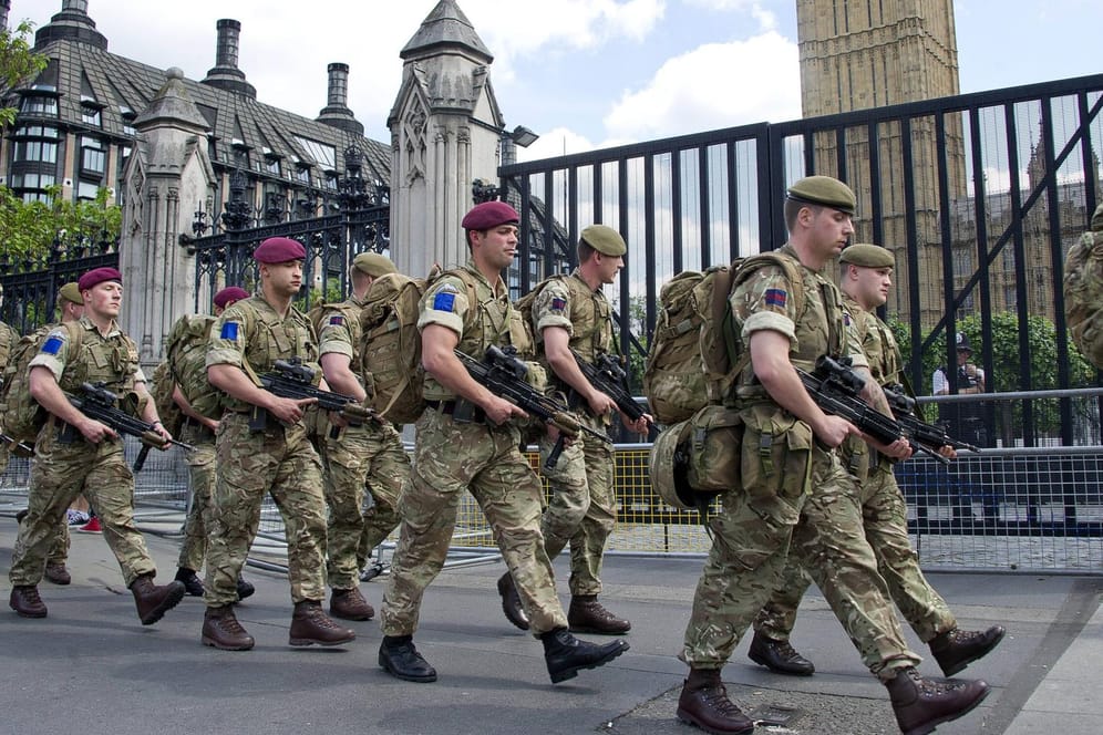 Soldaten ziehen vor Parlament in London auf