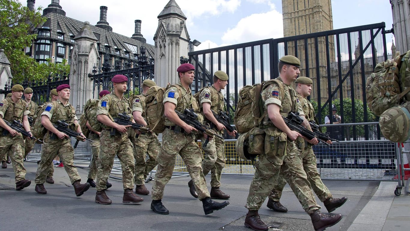 Soldaten ziehen vor Parlament in London auf
