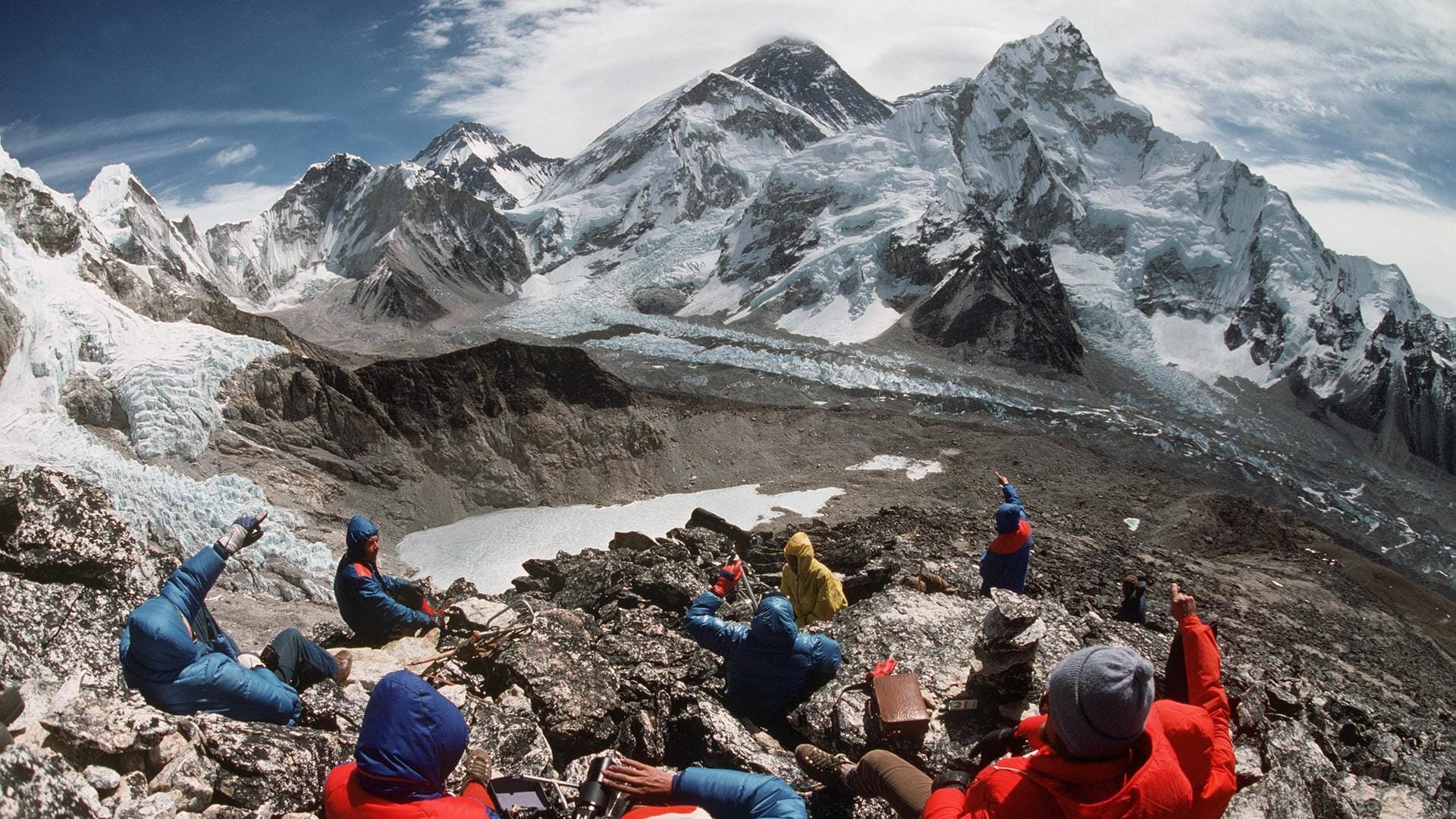 Eine Gruppe von Touristen auf der Felsenplattform Kala Patar genießt in 5545 Meter Höhe den Blick auf die Everest-Gruppe (undatiertes Archivbild).