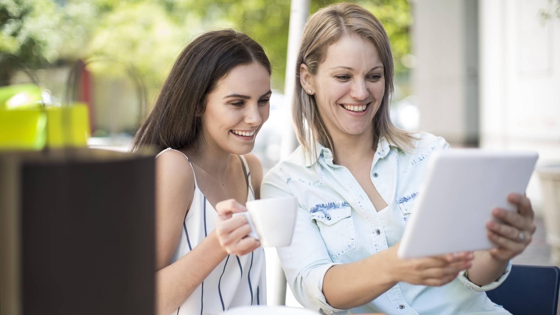 Auf Nummer Sicher: Junge Frauen surfen per WLAN im Internet. (Symbolbild)