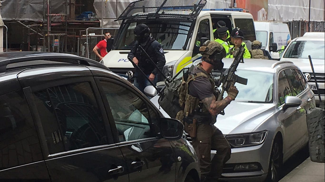 Auf der Suche nach Hintermännern des Attentäters stürmen Spezialkräfte ein Haus in Manchester.
