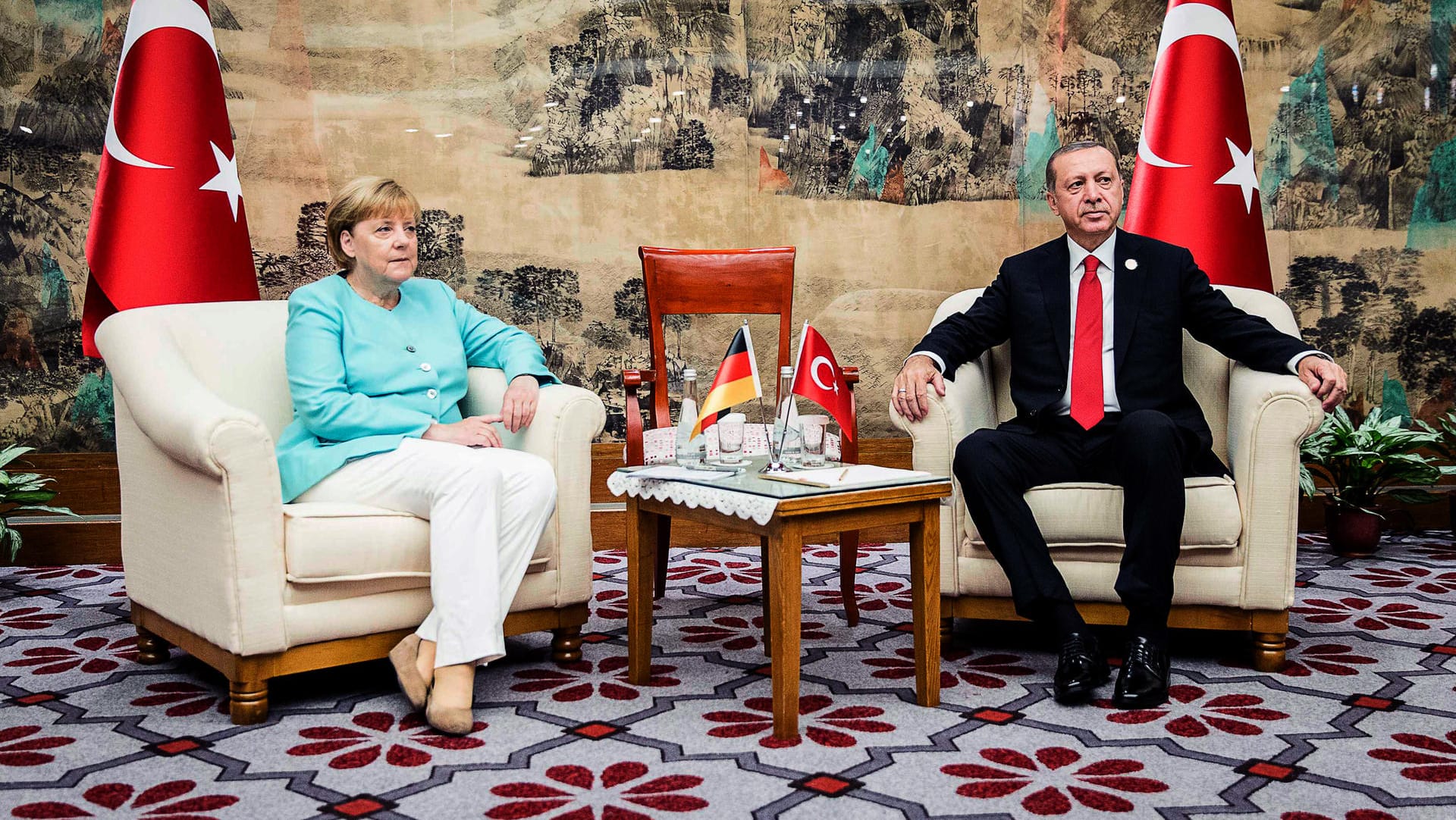 Bundeskanzlerin Angela Merkel trifft beim Nato-Gipfel den türkischen Präsidenten Recep Tayyip Erdogan. Bundeskanzlerin Angela Merkel trifft beim Nato-Gipfel den türkischen Präsidenten Recep Tayyip Erdogan.