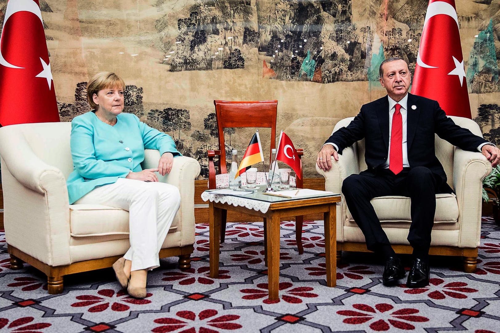 Bundeskanzlerin Angela Merkel trifft beim Nato-Gipfel den türkischen Präsidenten Recep Tayyip Erdogan.