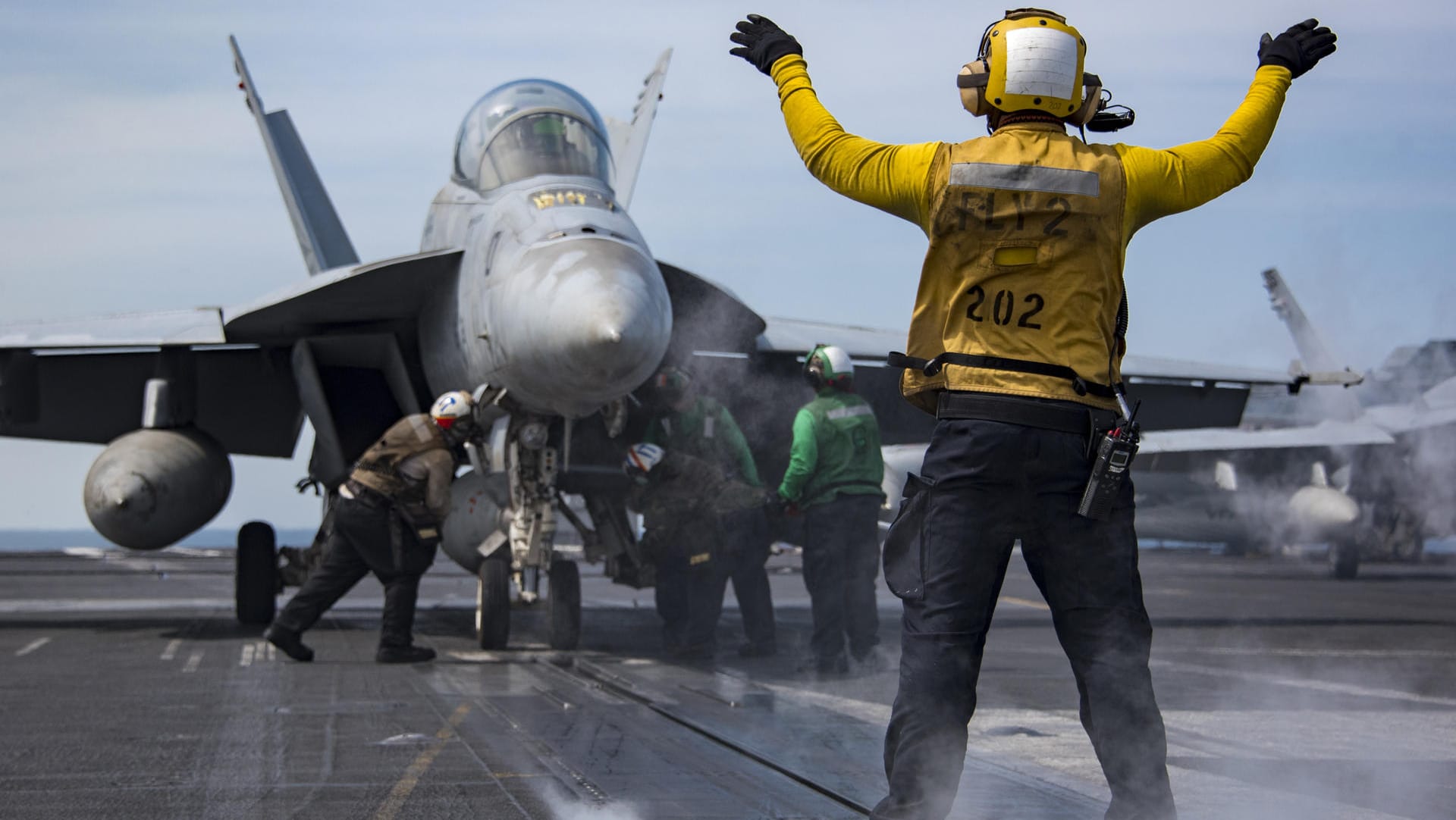 Deck eines US-Flugzeugträgers. (Symbolbild) Die Anti-IS-Koalition fliegt seit 2015 Luftangriff auf den IS in Syrien und im Irak. Deck eines US-Flugzeugträgers. (Symbolbild) Die Anti-IS-Koalition fliegt seit 2015 Luftangriff auf den IS in Syrien und im Irak.