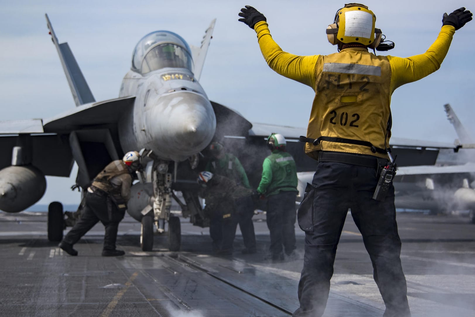 Deck eines US-Flugzeugträgers. (Symbolbild) Die Anti-IS-Koalition fliegt seit 2015 Luftangriff auf den IS in Syrien und im Irak.