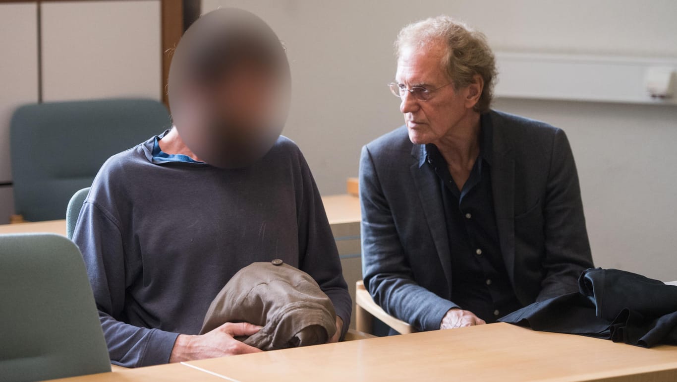Der Angeklagte Markus M. (l) sitzt neben seinem Anwalt Christoph Brede.