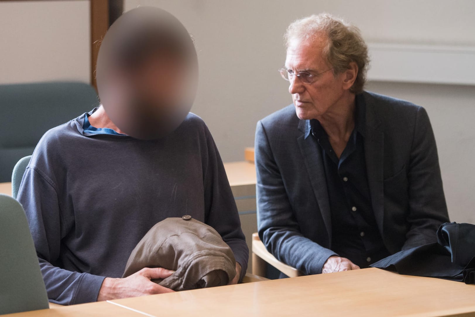 Der Angeklagte Markus M. (l) sitzt neben seinem Anwalt Christoph Brede.