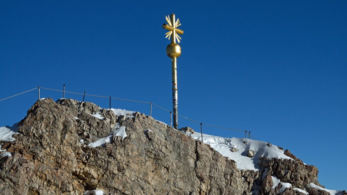 Das Gipfelkreuz auf der Zugspitze (Symbolbild)