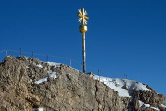 Das Gipfelkreuz auf der Zugspitze (Symbolbild)