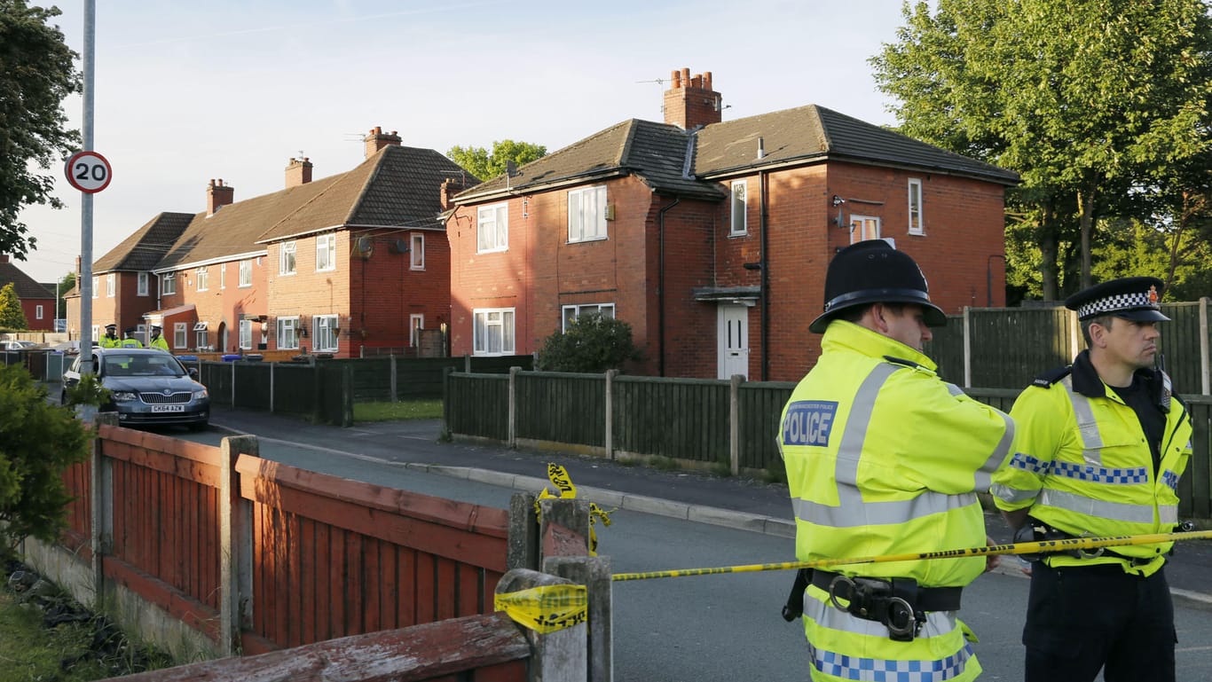 Polizisten stehen in Manchester, Großbritannien, in der Nähe des Hauses des mutmaßlichen Attentäters von Manchester, Salman Abedi, Wache.