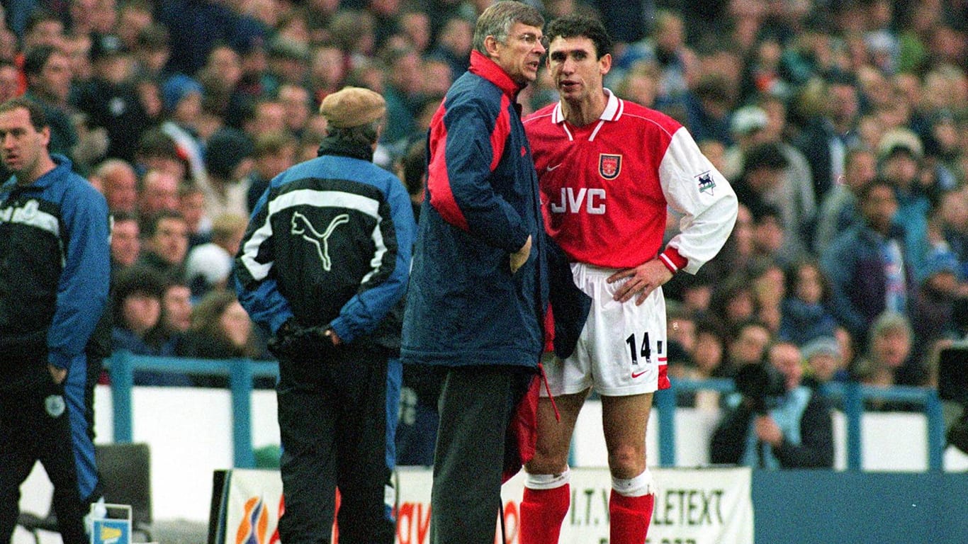Keown (r.) mit Arsenal-Trainer Arsene Wenger. Der Verteidiger spielte von 1993 bis 2004 für die Gunners.