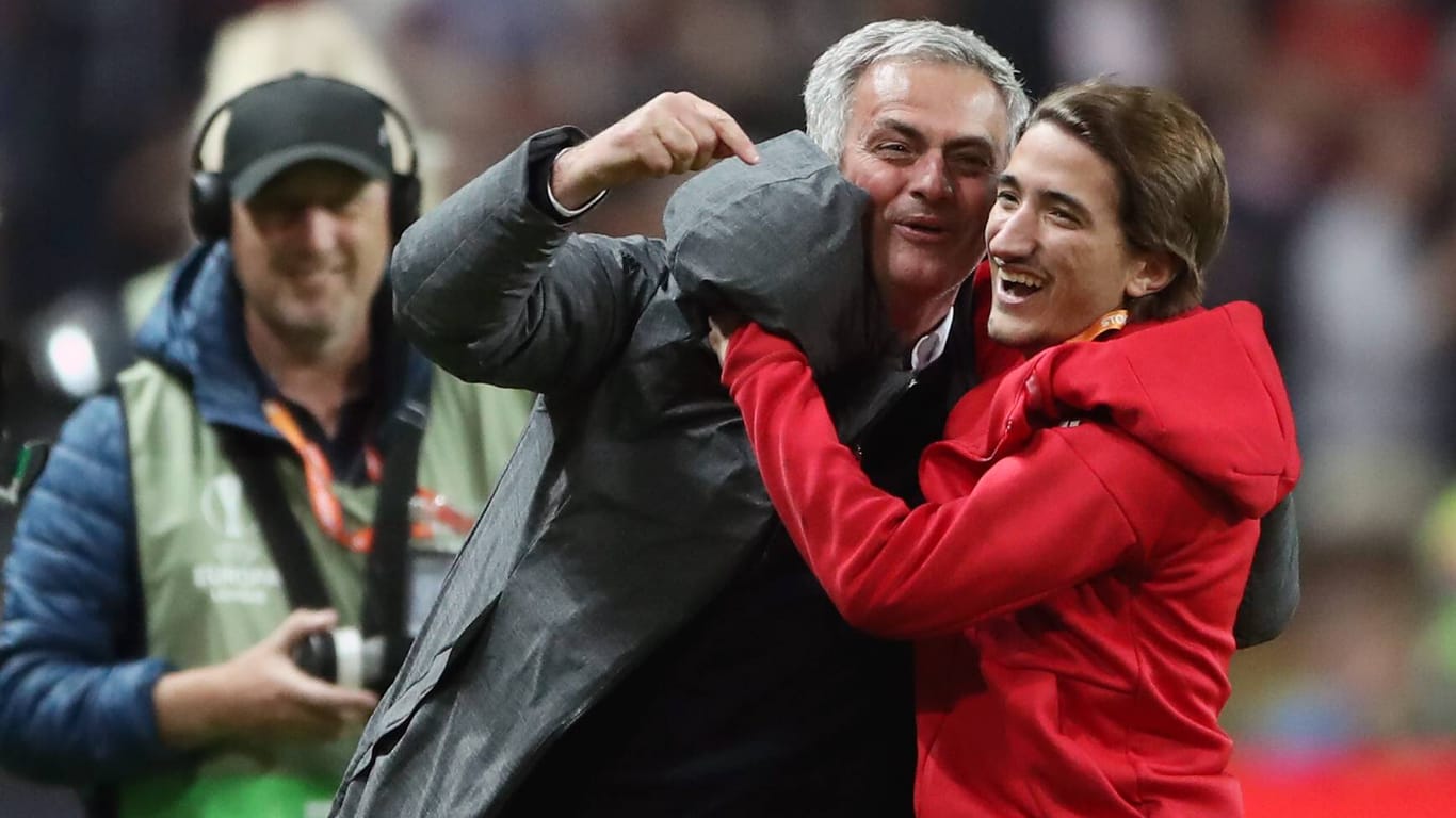 Völlig ausgelassen: Trainer José Mourinho und sein Sohn José Junior. Mourinho gewann 12 von 14 Finalspielen in seiner Trainer-Laufbahn.