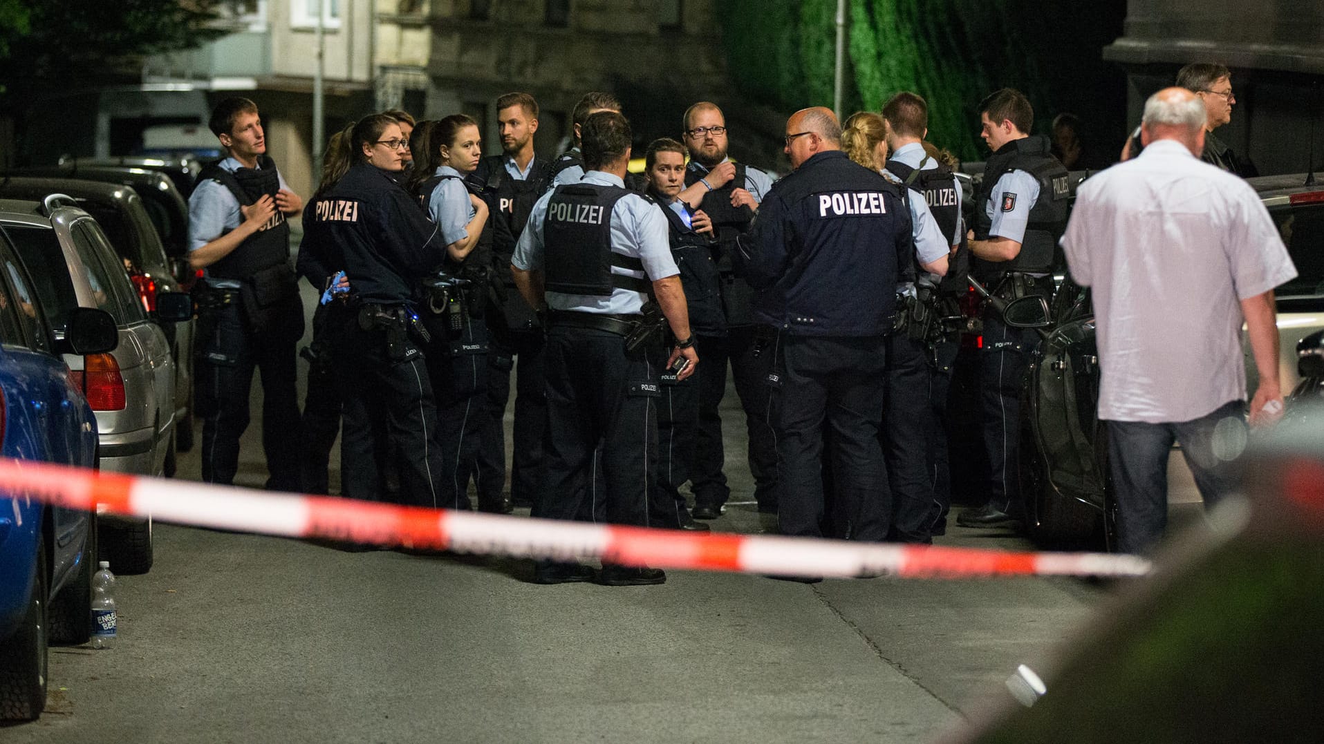 Polizisten sichern in Wuppertal eine Straße vor dem Wohnheim, in dem drei Leichen gefunden wurden. Polizisten sichern in Wuppertal eine Straße vor dem Wohnheim, in dem drei Leichen gefunden wurden.