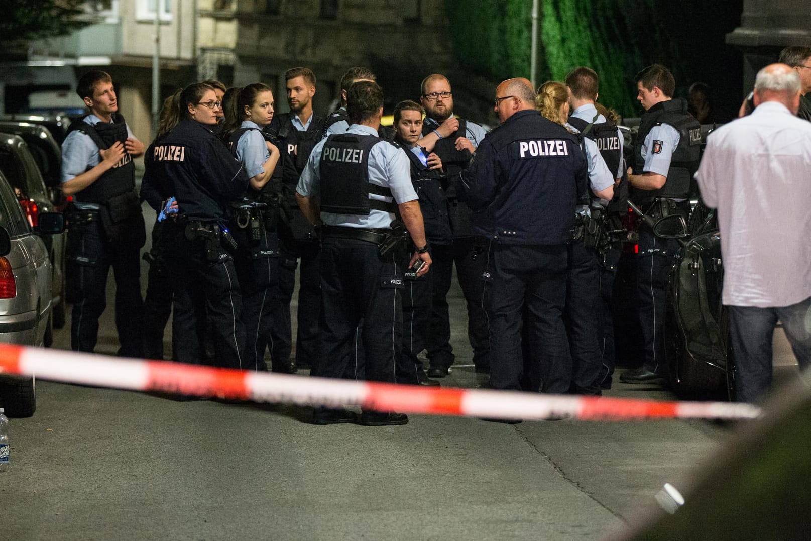 Polizisten sichern in Wuppertal eine Straße vor dem Wohnheim, in dem drei Leichen gefunden wurden.