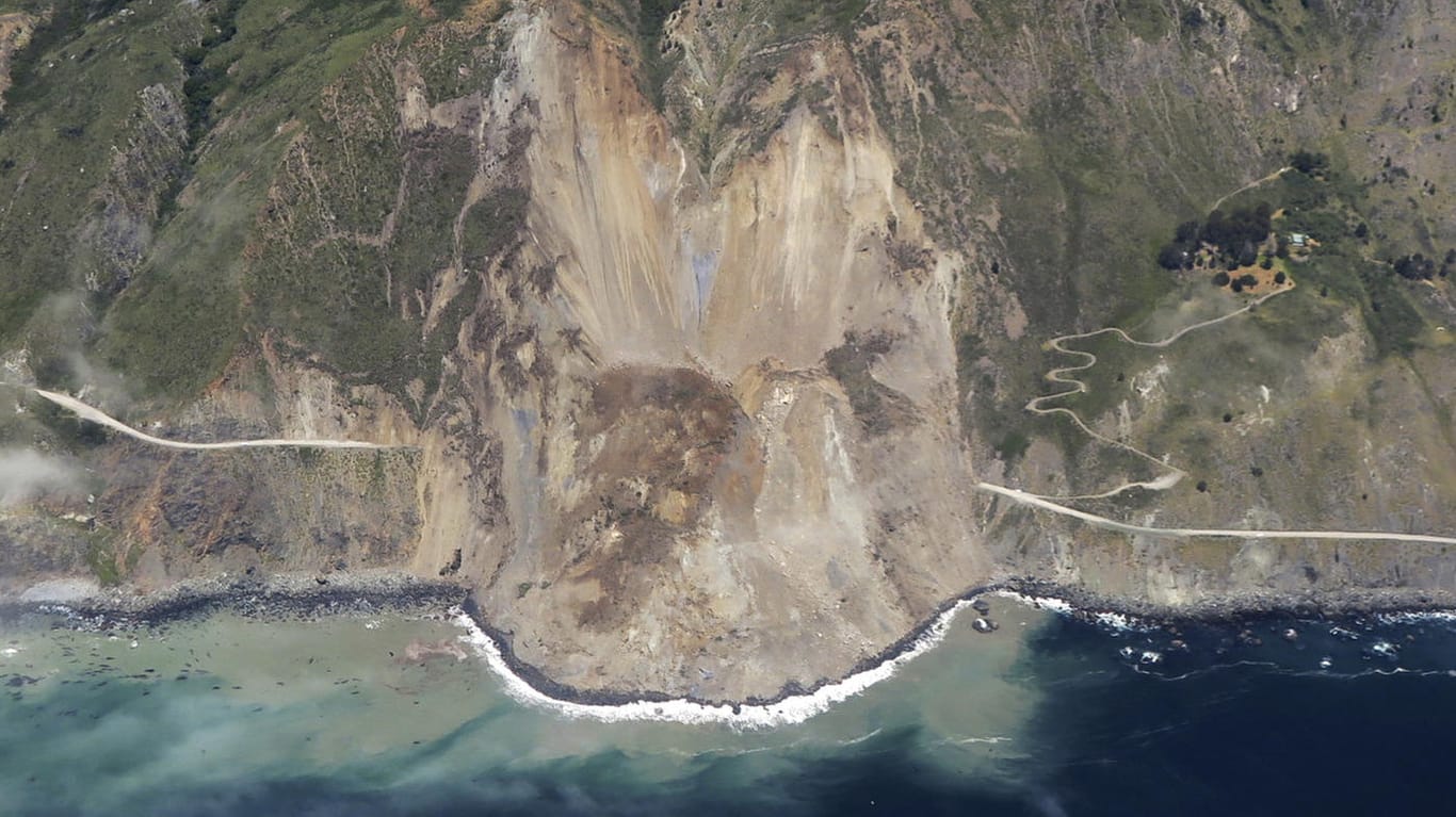 Ein Luftbild des riesigen Erdrutschs an der kalifornische Küstenstraße "Highway 1".