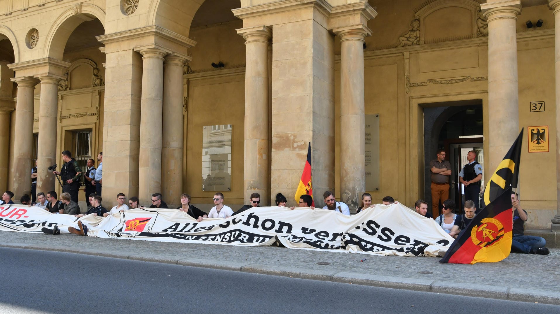 Die Protestaktion der "Identitären Bewegung" vor dem Justizministerium. Die Protestaktion der "Identitären Bewegung" vor dem Justizministerium.