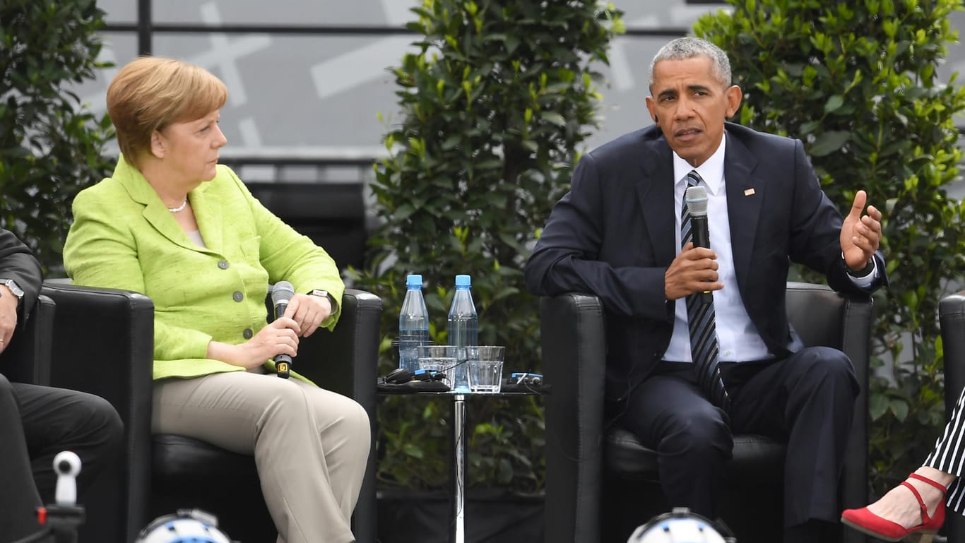 Bundeskanzlerin Angela Merkel (CDU) und Ex-US-Präsident Barack Obama diskutieren über Demokratie.