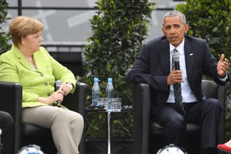 Bundeskanzlerin Angela Merkel (CDU) und Ex-US-Präsident Barack Obama diskutieren über Demokratie.