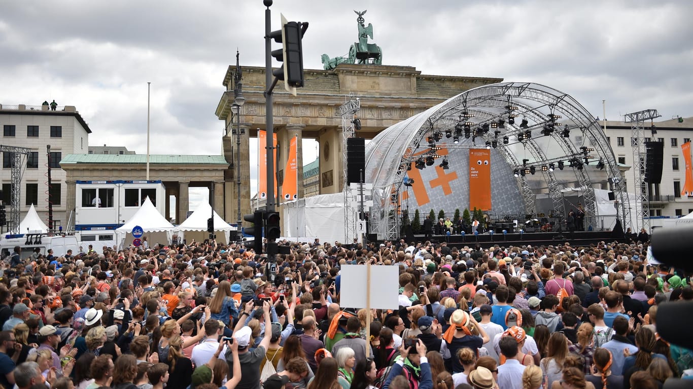 Tausende Menschen verfolgen die Veranstaltung am Brandenburger Tor in Berlin.