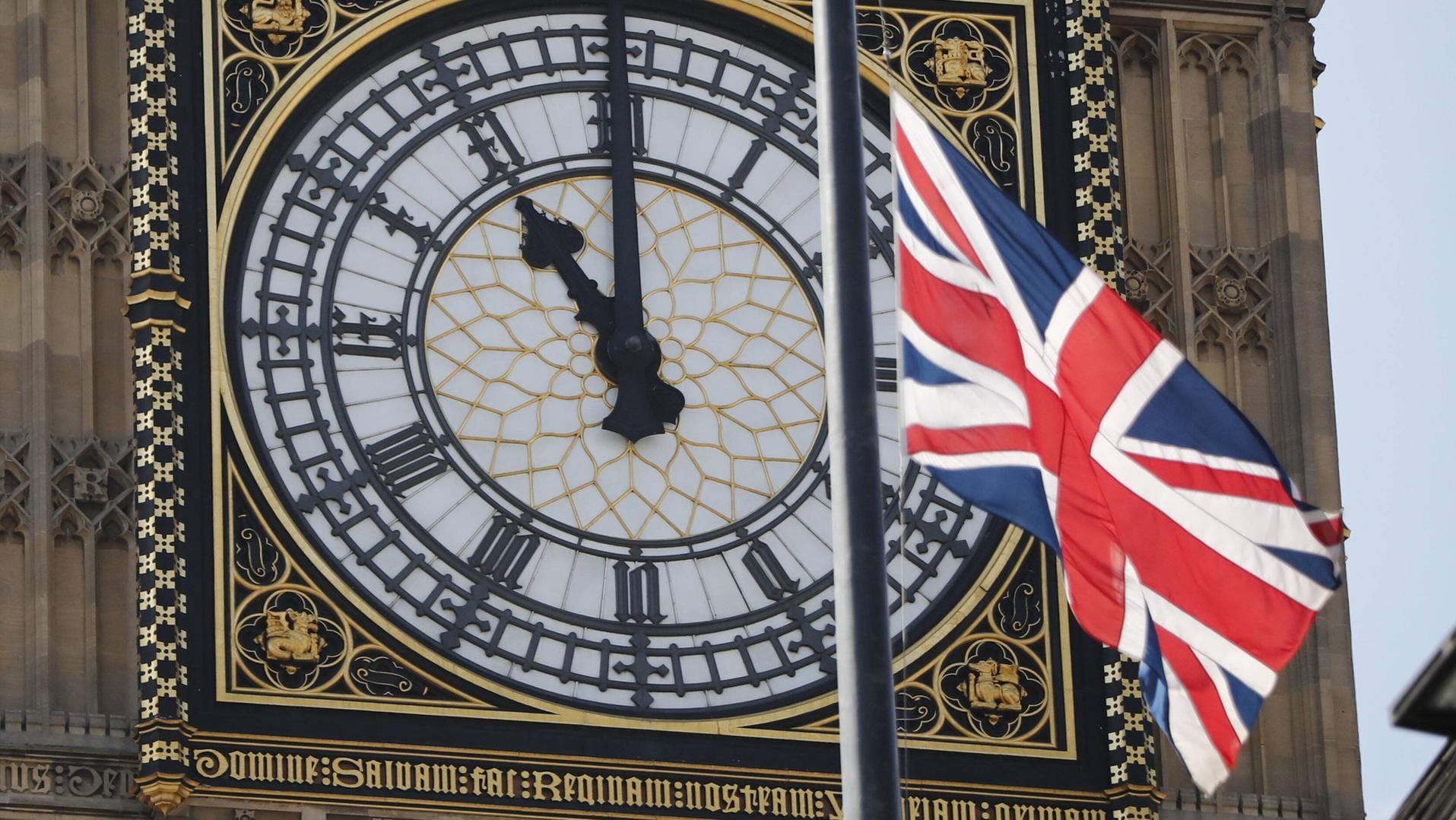 Immer mehr EU-Bürger verlassen Großbritannien. Die Zahl der Einwanderer ist zurückgegangen. Immer mehr EU-Bürger verlassen Großbritannien. Die Zahl der Einwanderer ist zurückgegangen.