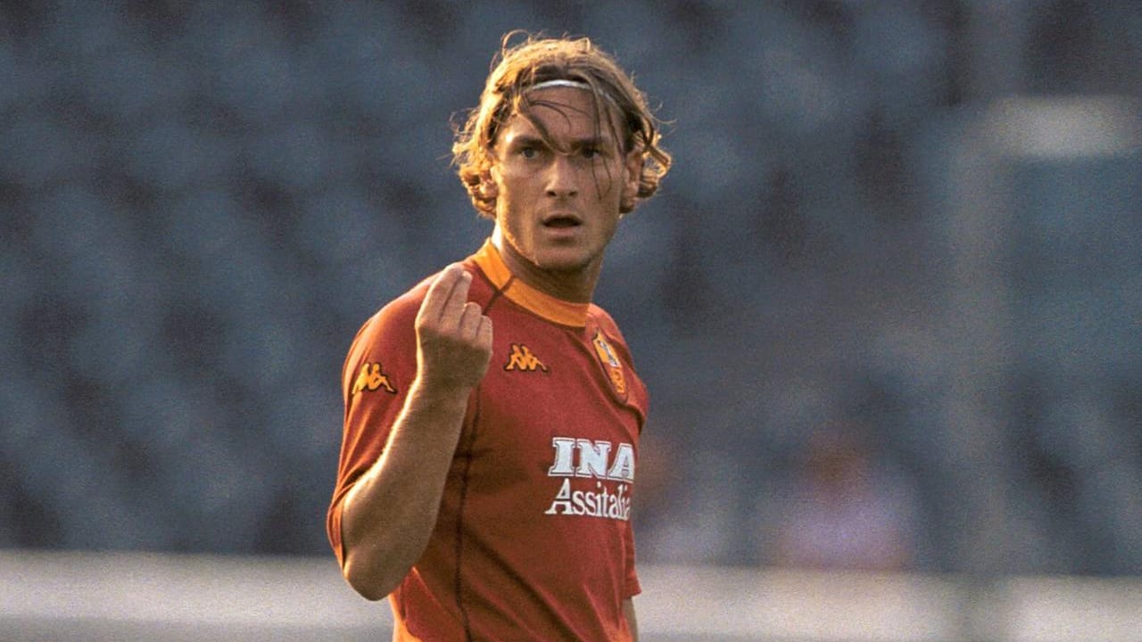 Dieses Foto von Totti ist bereits 17 Jahre alt. Er trug langes Haar.