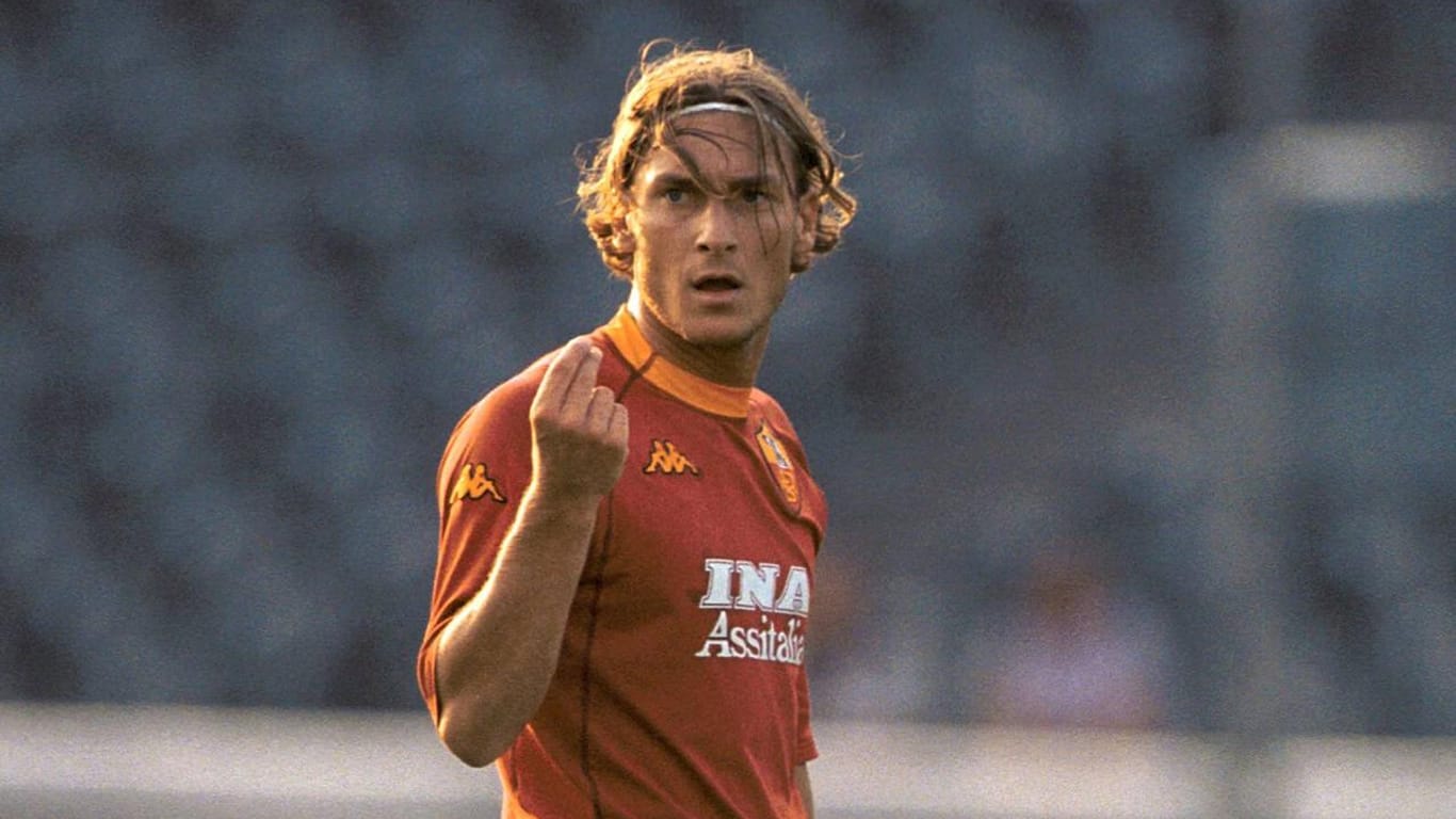 Dieses Foto von Totti ist bereits 17 Jahre alt. Er trug langes Haar.