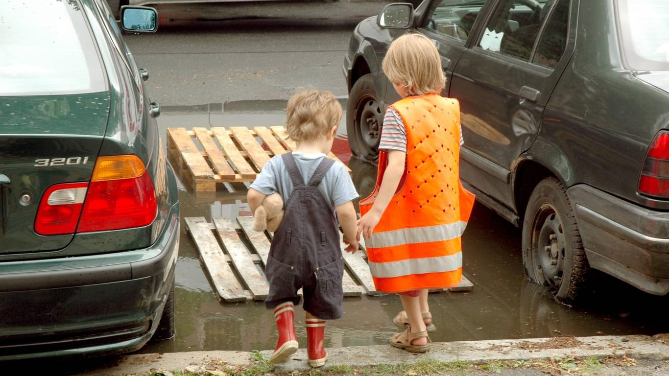 In Bremerhaven geriet ein Einjähriger beim Spielen zwischen die Spalte einer Europlatte. (Symbolfoto)