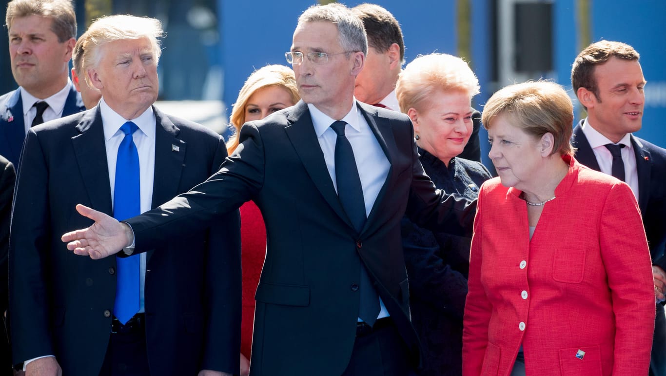 Bundeskanzlerin Angela Merkel, der Präsident der Vereinigten Staaten von Amerika, Donald Trump, und Nato-Generalsekretär Jens Stoltenberg beim Nato-Gipfel.