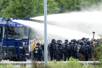 Die Polizei setzte einen Wasserwerfer gegen Braunschweiger Fans ein.