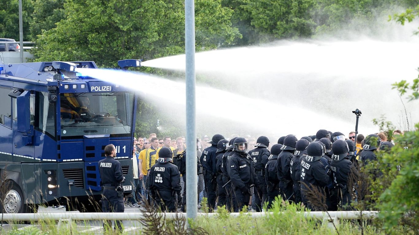 Die Polizei setzte einen Wasserwerfer gegen Braunschweiger Fans ein.