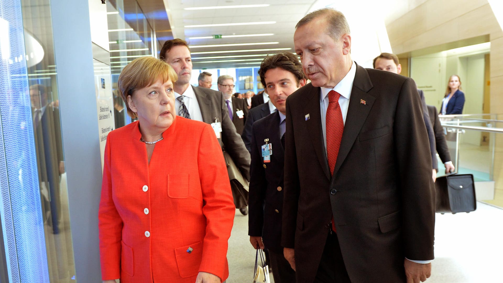 Bundeskanzlerin Angela Merkel und der türkische Staatspräsident Recep Tayyip Erdogan kurz vor einem Treffen am Rande des Nato-Gipfels. Bundeskanzlerin Angela Merkel und der türkische Staatspräsident Recep Tayyip Erdogan kurz vor einem Treffen am Rande des Nato-Gipfels.