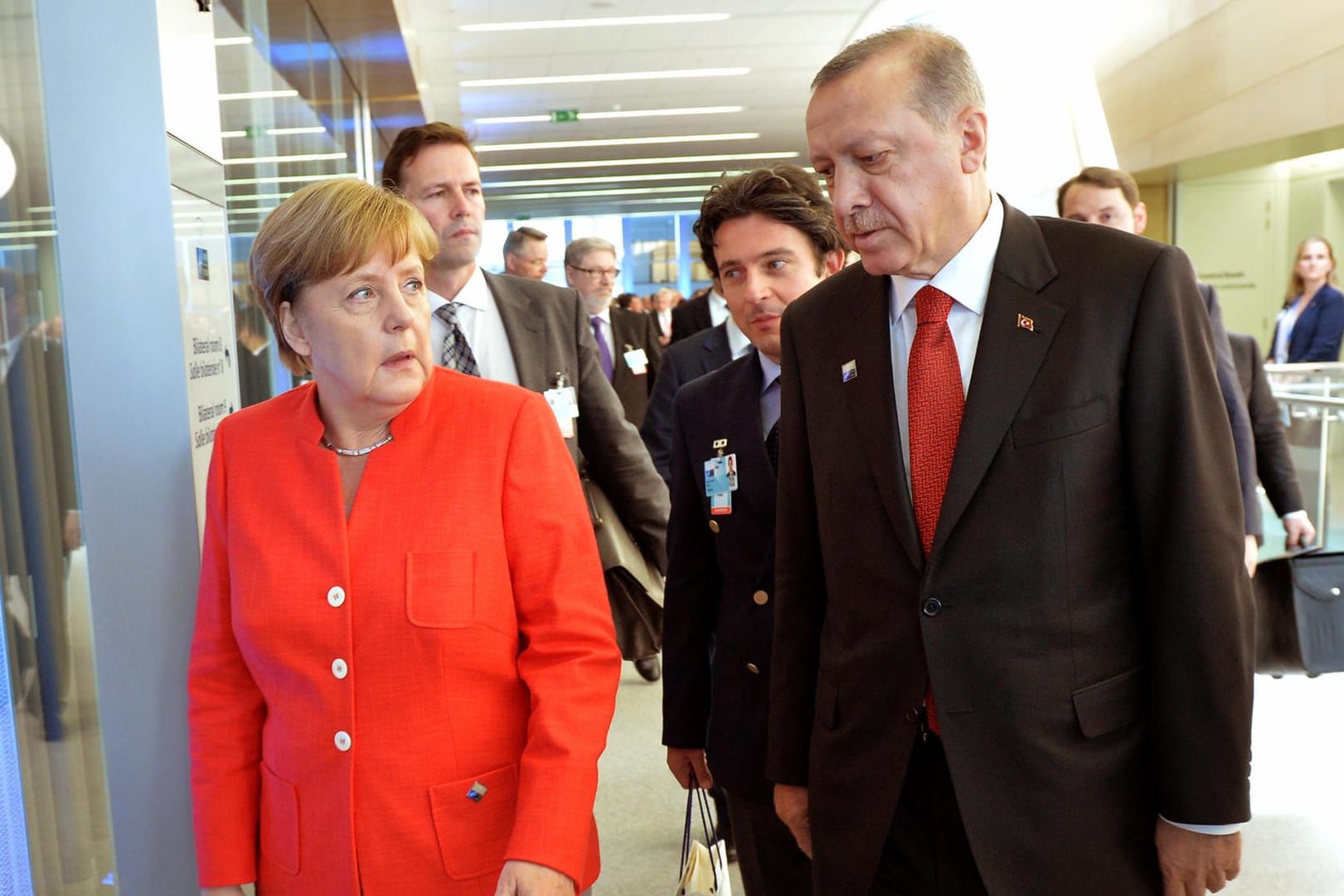 Bundeskanzlerin Angela Merkel und der türkische Staatspräsident Recep Tayyip Erdogan kurz vor einem Treffen am Rande des Nato-Gipfels.